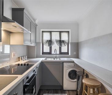 Roundhouse Court, Lymington, Hampshire, SO41 flat to rent - Photo 1