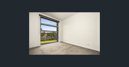 Light filled corner apartment with sweeping golf course views - Photo 2