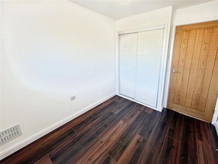 4 bedroom detached house to rent - Photo 3