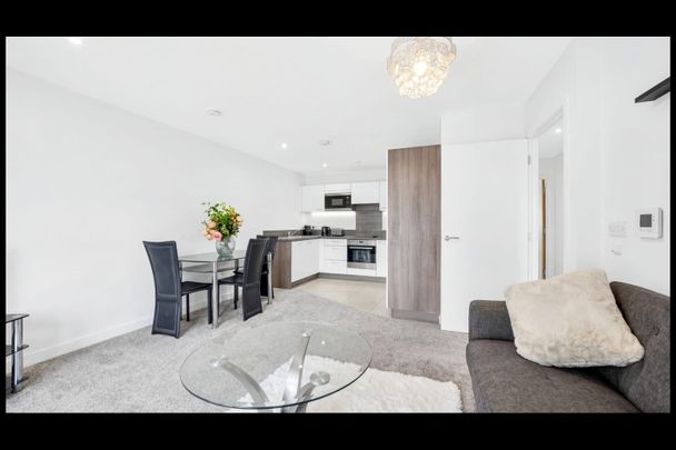 2 Bed Flat, Catford Green, SE6 - Photo 1