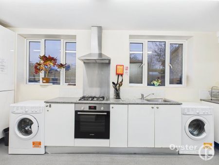 End of terrace house to rent - Photo 2