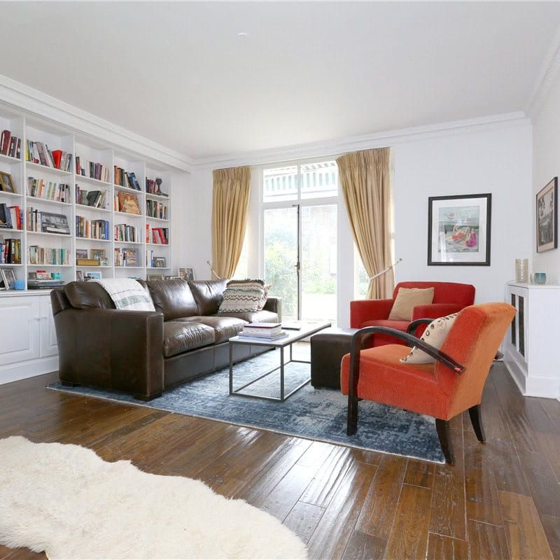 This charming four bedroom apartment is located in an elegant building overlooking Bryanston Square. One underground parking space and communal heating included in the rent. - Photo 1