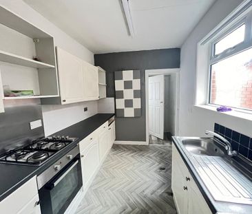 2 bedroom end of terrace house to rent - Photo 4