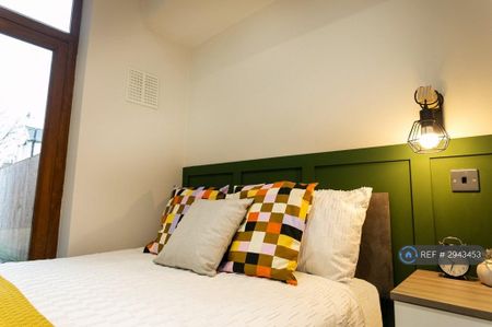 1 bedroom in a house share to rent - Photo 2