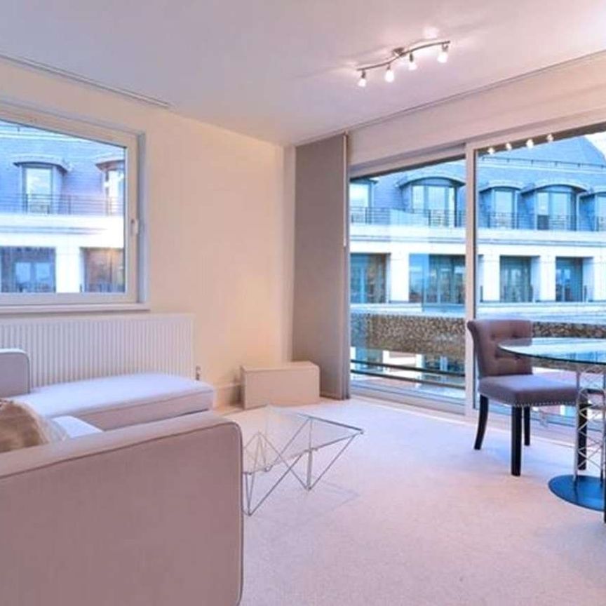This spacious one bedroom one bathroom apartment is set on the seventh floor of this superbly located building in the heart of Westminster. - Photo 1