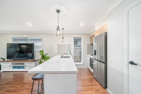 Cosy 5 Bedroom Nestled in the highly sought-after North Harbour Community - Photo 4