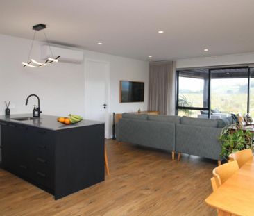 BRAND SPANKING NEW! - Photo 3