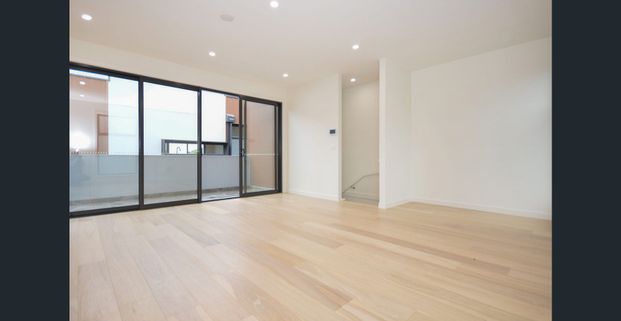 Three-year New Townhouse: A Blend of Modern Elegance and Unmatched Convenience in Doncaster East - Photo 1
