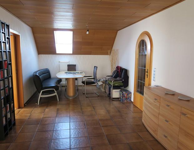 Attraktive 3-Zimmer Dachwohnung in ruhigen 3-Fam.Haus - Foto 1