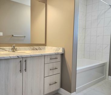 For Lease - 59 Copperhill Heights, Barrie, Ontario - Photo 4