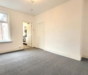 3 bedroom flat to rent - Photo 2