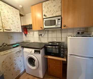 studio flat close to ilford station ideal for working couples - Photo 1