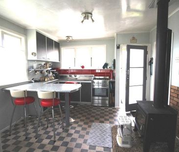 4 bdrm family home, massive yard and garden! - Photo 5