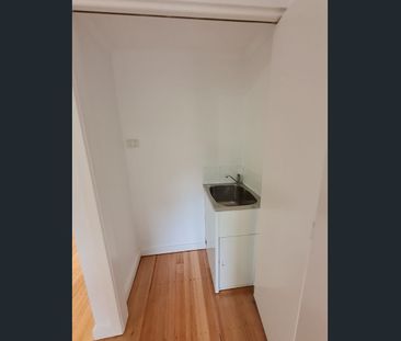 STYLISH & LOCATION - Photo 1