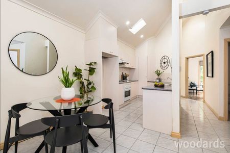 Love this low-maintenance corner home - Photo 5