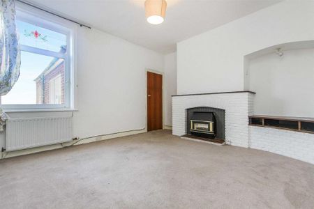 3 bedroom flat to rent - Photo 4