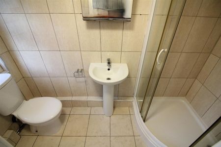 Chertsey Bridge Road, Chertsey - Photo 5