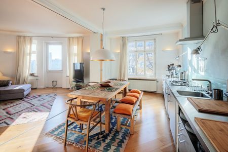 Period apartment with open-plan living and dining area - Photo 3