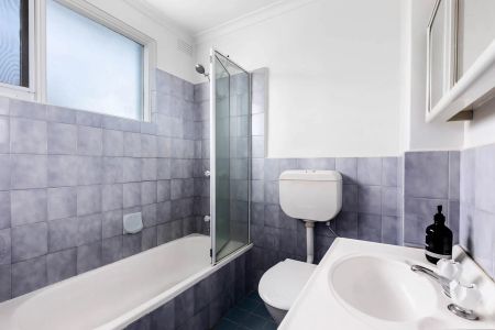 Sunny apartment near Elwood village - Photo 3