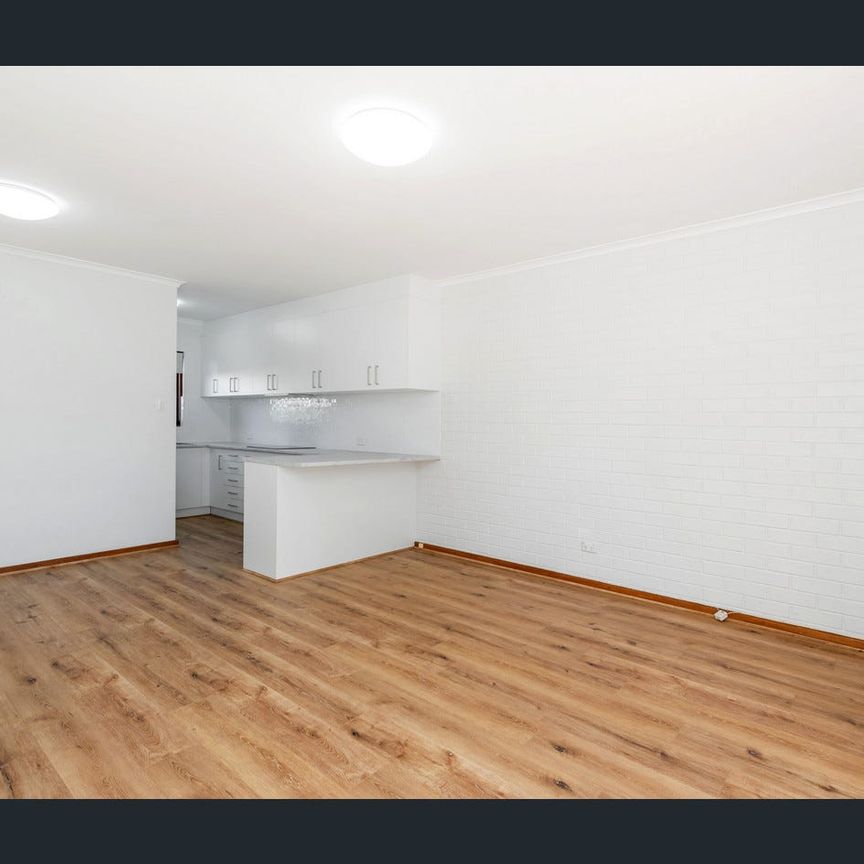 Renovated Townhouse close to the city - Photo 1