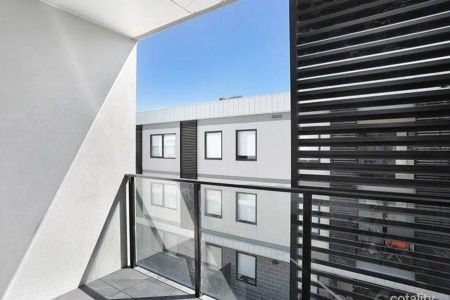 Perfectly Positioned in University Hill! - Photo 2