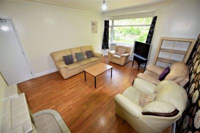 6 bedroom Flat in Otley Road, Leeds - Photo 1