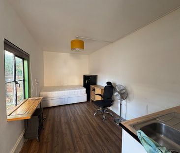 Studio Flat, Salisbury Avenue, IG11 - Photo 1