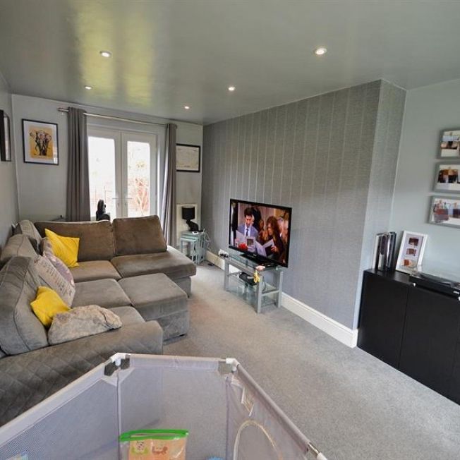 2 Bedroom End Terrace To Let - Photo 1