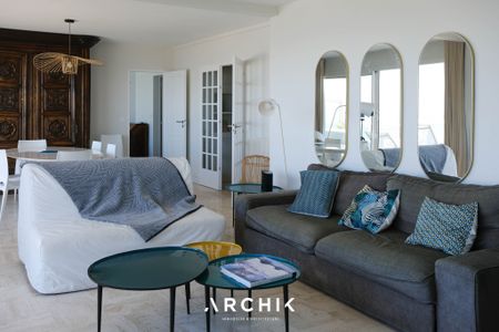 Architecture de 1970, cet immeuble accueille en son 4ème et dernier étage avec ascenseur, un appartement traversant de 100 m2 et sa terrasse de 60 m2, offrant une vue panoramique sur le Bassin et la presqu'île du Cap Ferret. - Photo 2