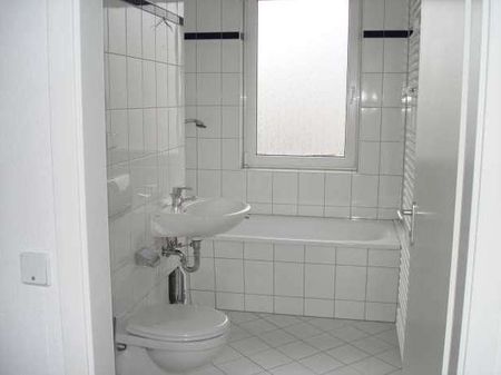 FAMILIENFREUNDLICHE ERDGESCHOSSWOHNUNG MIT TERRASSE & KLEINEM GARTEN - Foto 4