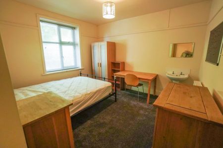 To Rent Sea Road, Boscombe, Bournemouth, BH5 £2,748 pcm Tenancy Info - Photo 3