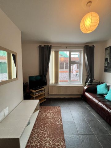 Westbury Road (4 bed) - Photo 2