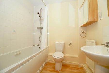 A spacious and well presented two bedroom upper floor apartment situated in this popular North Abingdon location close to the town centre. This property has good transport links to Oxford, A34 and Abingdon Business Parks. - Photo 5