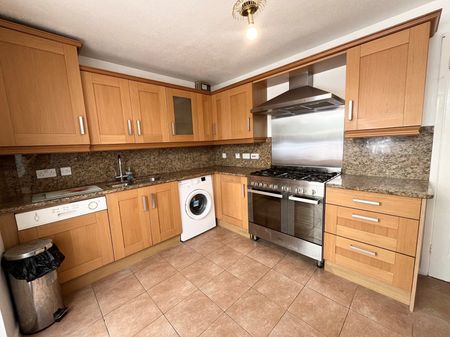 3 bedroom semi-detached house to rent - Photo 2