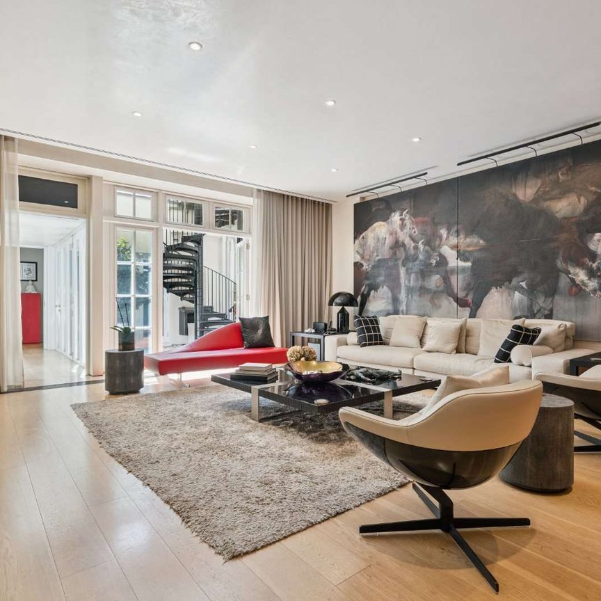 Spacious Three-Bedroom Apartment in Connaught Place - Photo 1