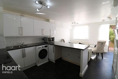 5 bedroom semi-detached house to rent - Photo 4