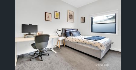 Four Bedroom Family Home in Coburg with Spa - Photo 3