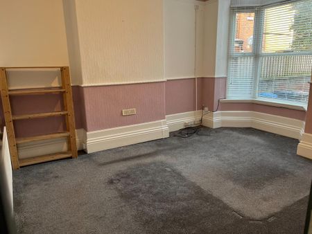 6 bedroom semi-detached house to rent - Photo 2