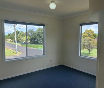 Cozy Three Bedroom Home - Photo 6