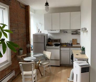 Gladstone Suites — Large Bright Sunny Bachelorette - Photo 5