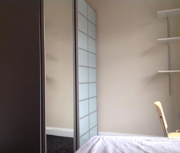 **Fantastic four bed house 1 minute from uni *** - Photo 1