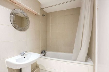 Neutrally decorated and well maintained two bedroom first floor flat, centrally located for Northwood station and shops. - Photo 5