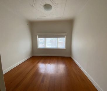 Charming 1930s Art Deco Duplex in a Quiet, Convenient Location **Ap... - Photo 5