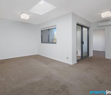 Top floor modern 2 bedroom apartment - Photo 3