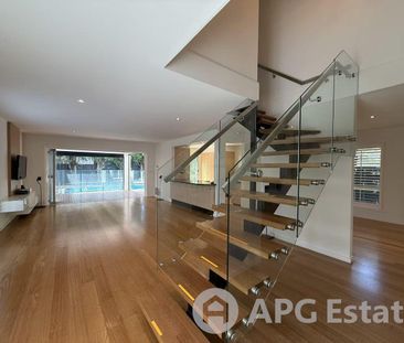 Stunning 3-Bed, 3-Bath Freestanding Home with Private Pool in Prime... - Photo 4