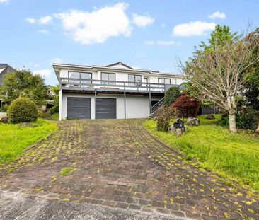 Spacious Six-Bedroom Family Home with Views - Photo 4