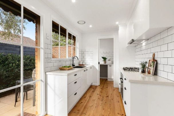 CHIC, STYLISH AND IN A PERFECT LOCATION! - Photo 1