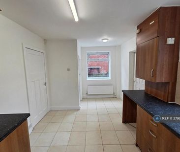 3 bedroom semi-detached house to rent - Photo 6