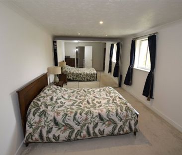 Grove Road, Romford, RM6 - Photo 3