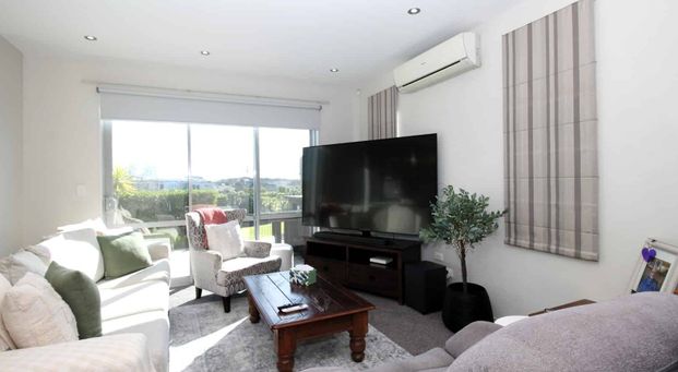 5 bedroom in Flat Bush - Photo 1